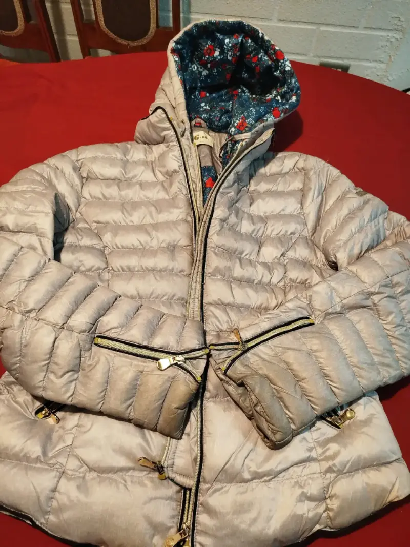 Chaqueta acolchada beige con capucha floral - 3