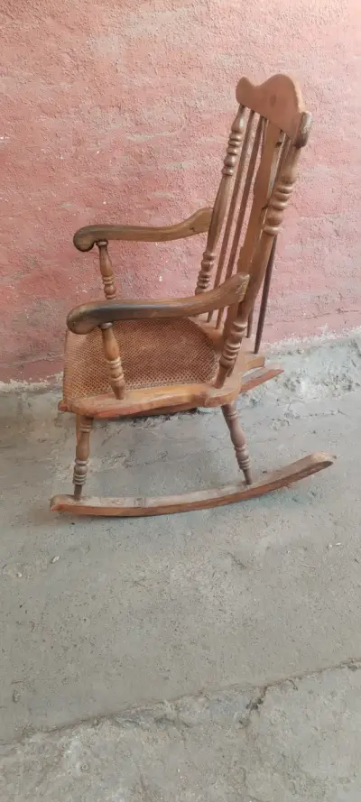 Silla mecedora de madera vintage - miniatura 2