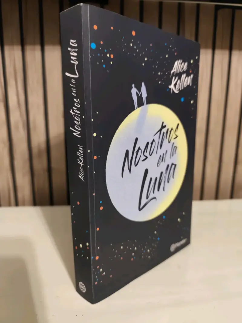 Libro 'Nosotros en la Luna' de Alice Kellen - 1