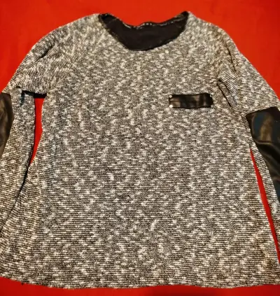 Polera manga larga Gibr detalles eco cuero - miniatura 1