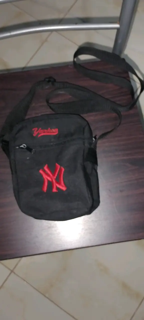 Bandolera negra con logo rojo