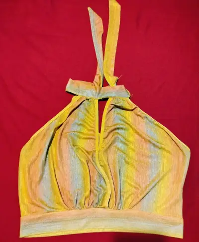 Top halter amarillo con diseño brillante - miniatura 1