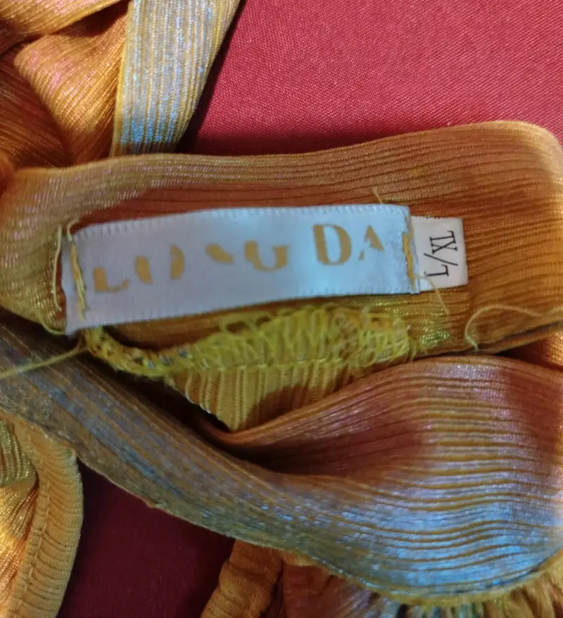 Top halter amarillo con diseño brillante - 2
