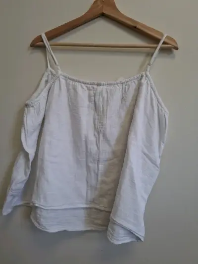 Blusa blanca de tirantes para mujer - miniatura 3