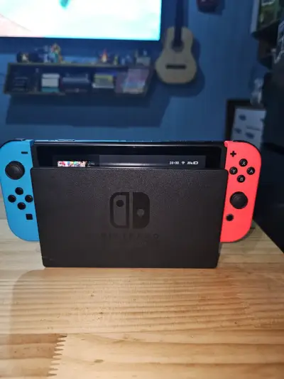 Consola Nintendo Switch con Joy-Con Azul y Rojo - miniatura 2