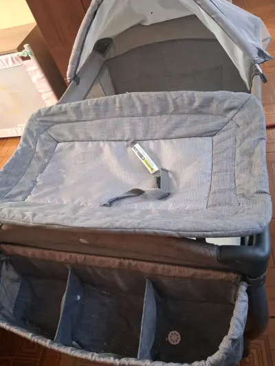 Cuna corral para bebé con toldo gris - miniatura 1
