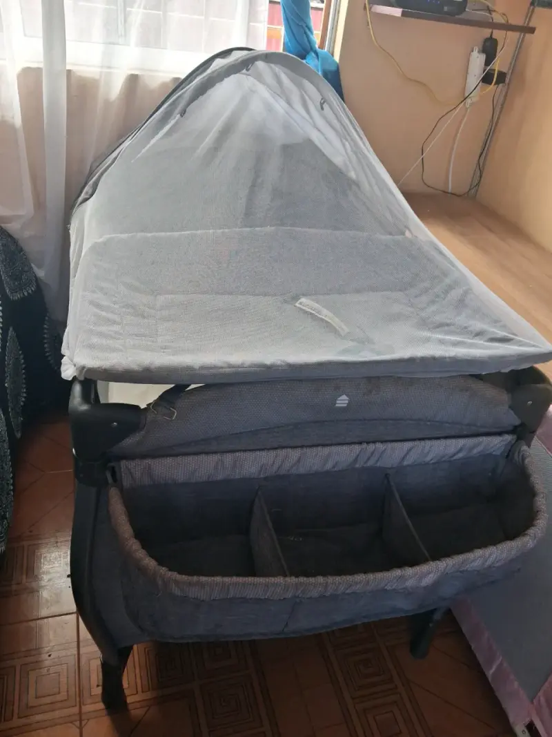 Cuna corral para bebé con toldo gris - 3