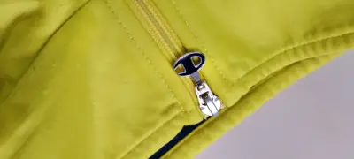 Chaqueta deportiva amarilla Champion con cierre - miniatura 2