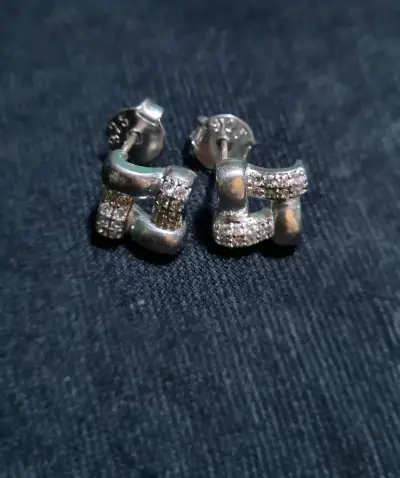 Aros de plata con diseño elegante y brillantes - miniatura 1