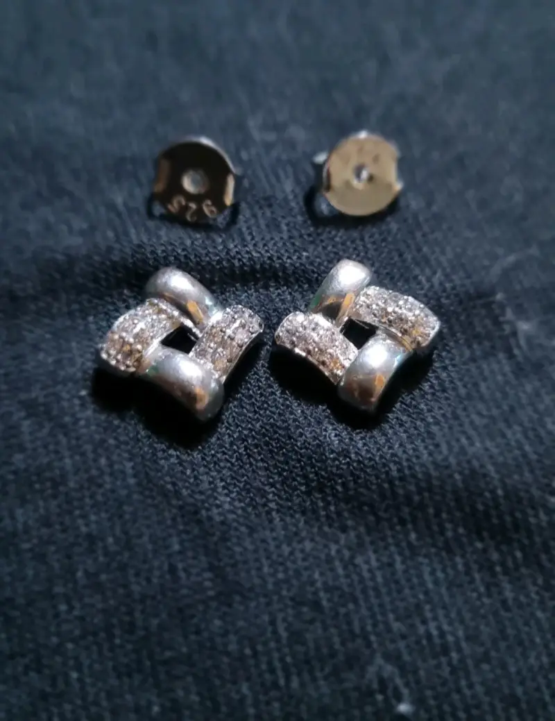 Aros de plata con diseño elegante y brillantes - 2