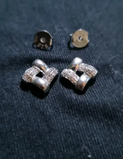 Aros de plata con diseño elegante y brillantes - miniatura 2