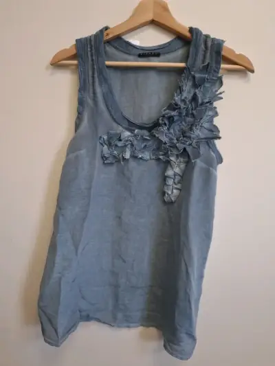 Blusa sin mangas azul con detalle floral - miniatura 2