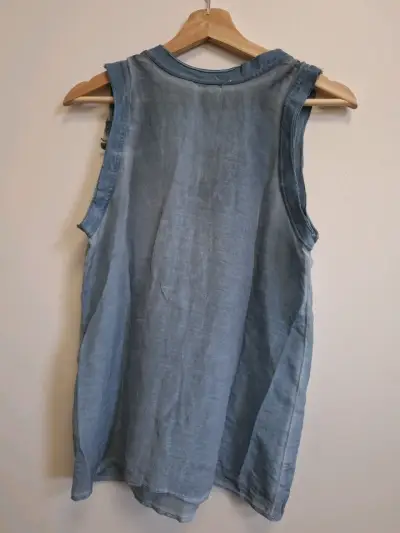 Blusa sin mangas azul con detalle floral - miniatura 3