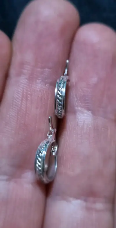 Aros de plata pequeños con diseño grabado - miniatura 1