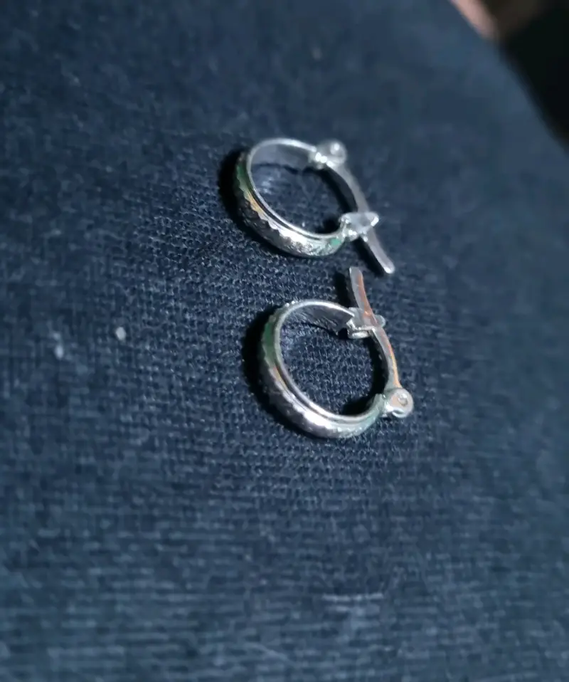 Aros de plata pequeños con diseño grabado - 4