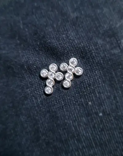 Aros de plata con diseño de cruz y circonitas - miniatura 1