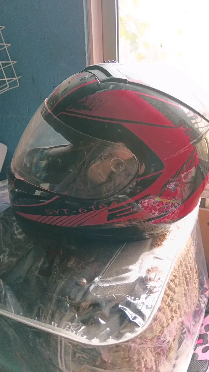 Casco de moto integral negro y rojo - 1