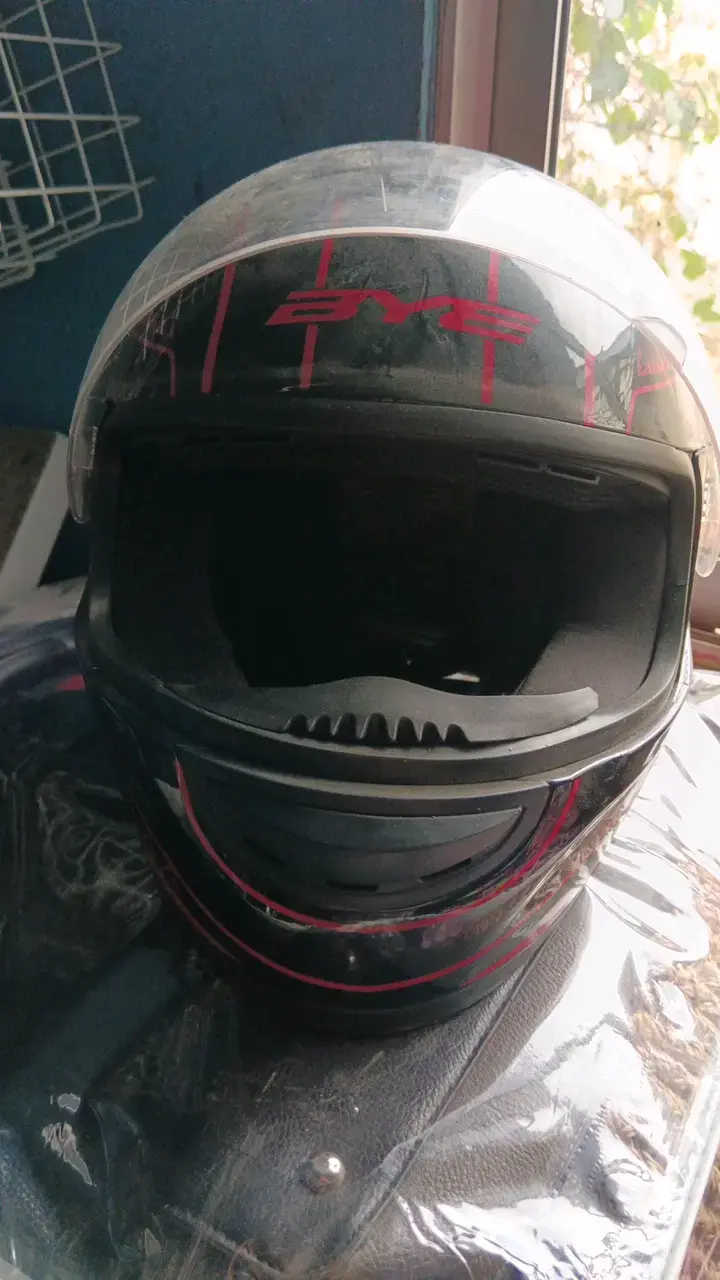 Casco de moto integral negro y rojo - 3