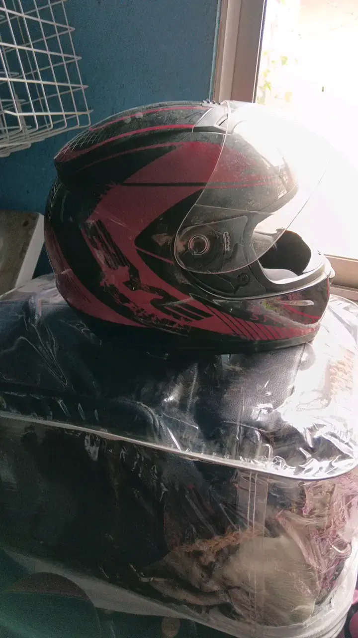 Casco de moto integral negro y rojo - 4