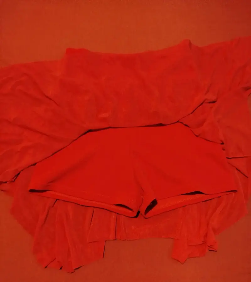 Falda roja con shorts integrados - 2
