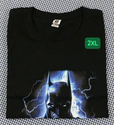 Polera negra con diseño y talla. varios - miniatura 1