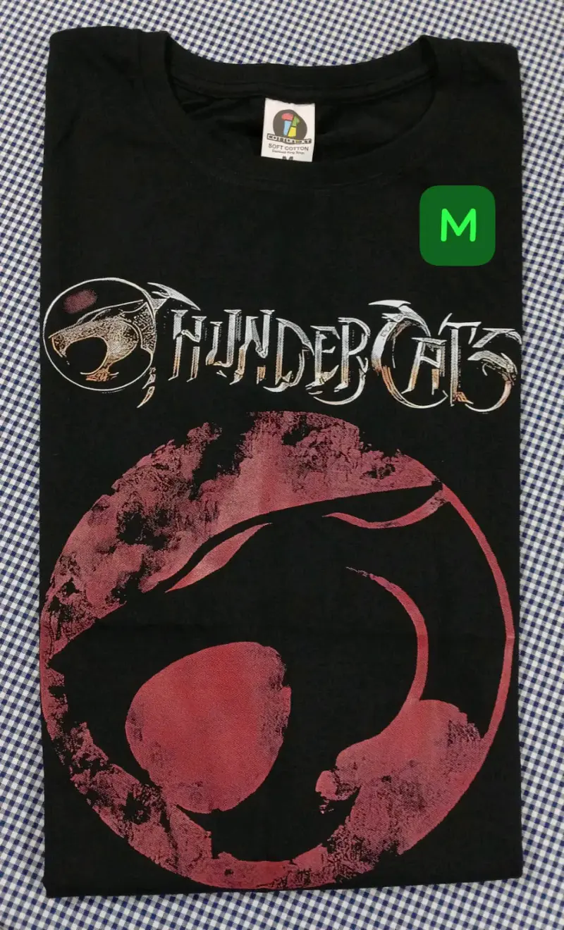 Polera negra con diseño y talla. varios - 3