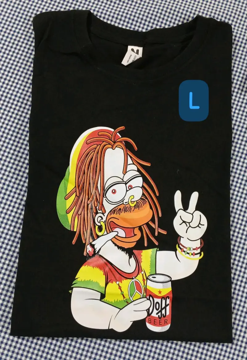 Polera negra con diseño y talla. varios - 5