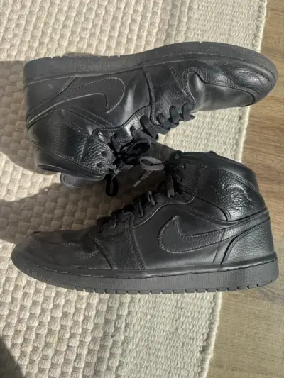 Zapatillas negras cuero Nike Air Jordan 1 Mid - miniatura 1