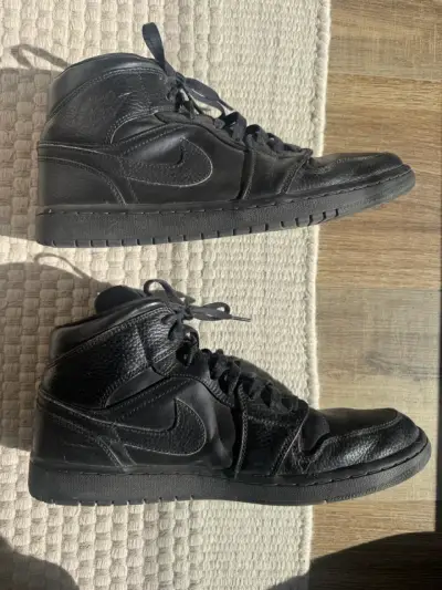 Zapatillas negras cuero Nike Air Jordan 1 Mid - miniatura 2