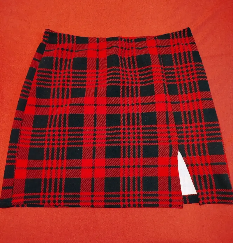 Falda corta a cuadros rojos Shein
