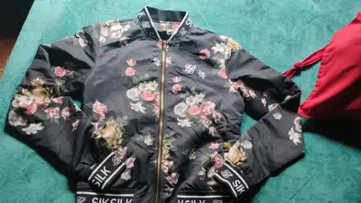 Chaqueta bomber floral negra SikSilk - miniatura 1