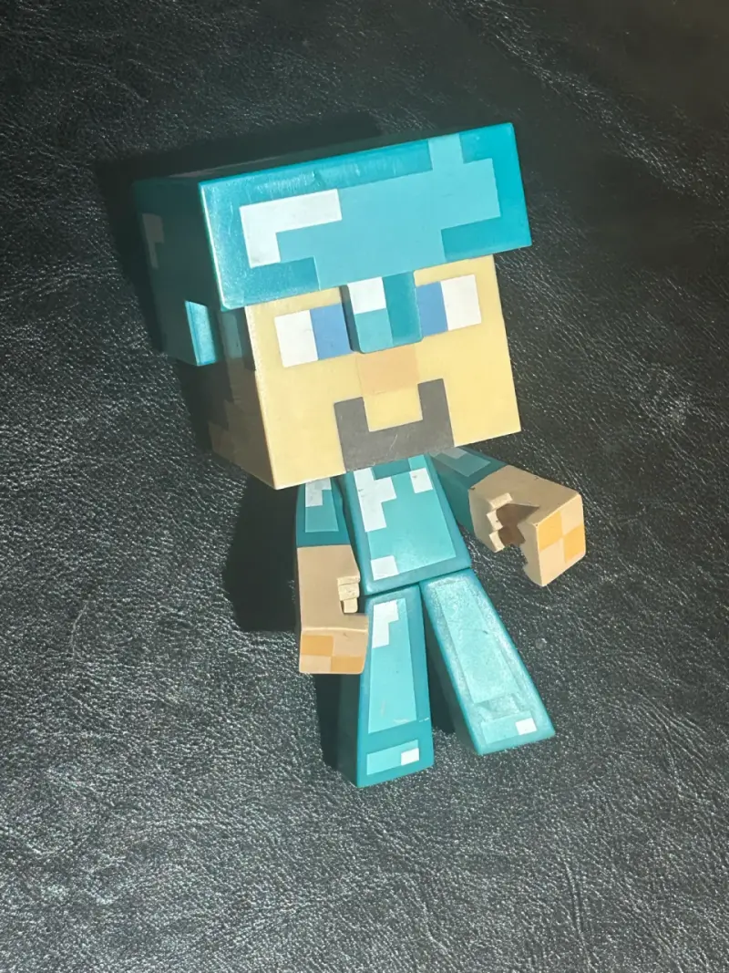 Figura de acción Minecraft Steve con armadura - 1