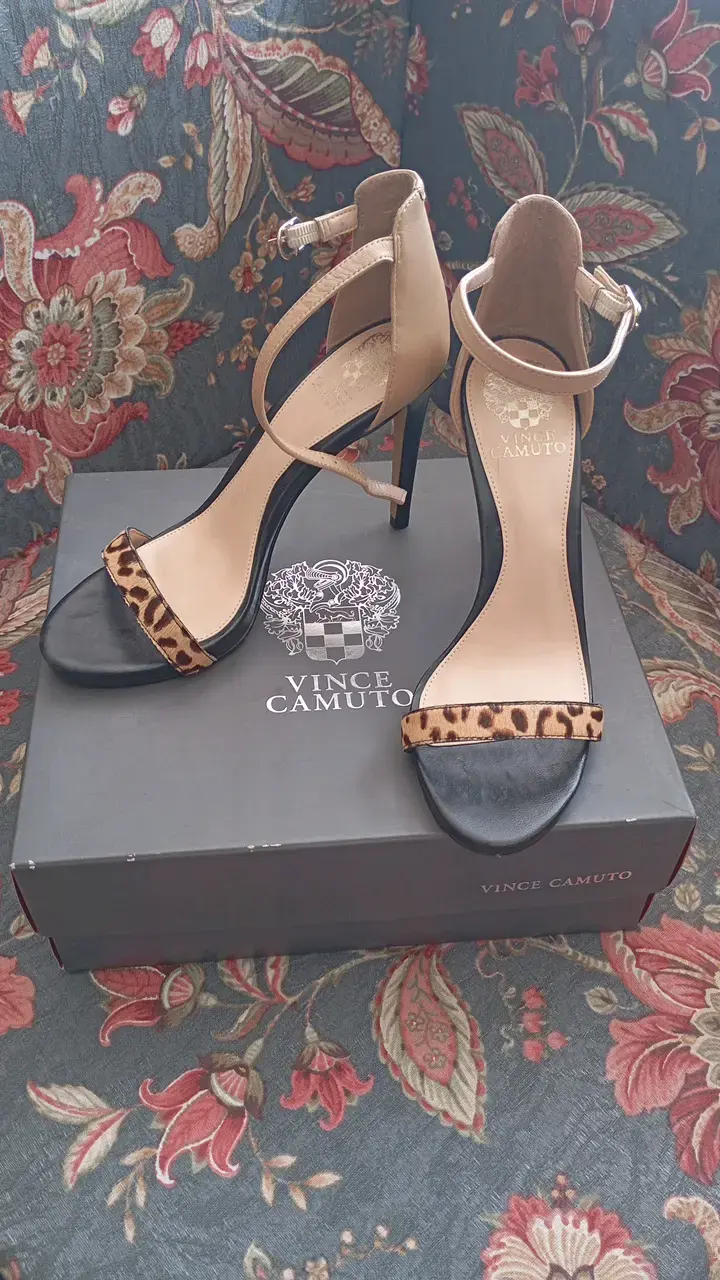 Sandalias de tacón alto Vince Camuto con estampado animal - 1
