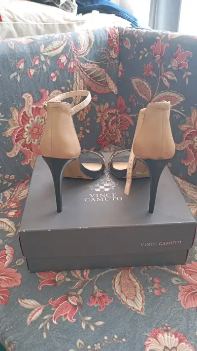 Sandalias de tacón alto Vince Camuto con estampado animal - miniatura 2