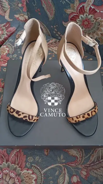Sandalias de tacón alto Vince Camuto con estampado animal - miniatura 3