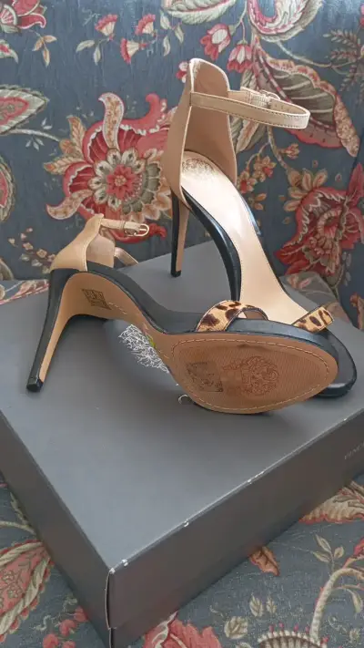 Sandalias de tacón alto Vince Camuto con estampado animal - miniatura 4