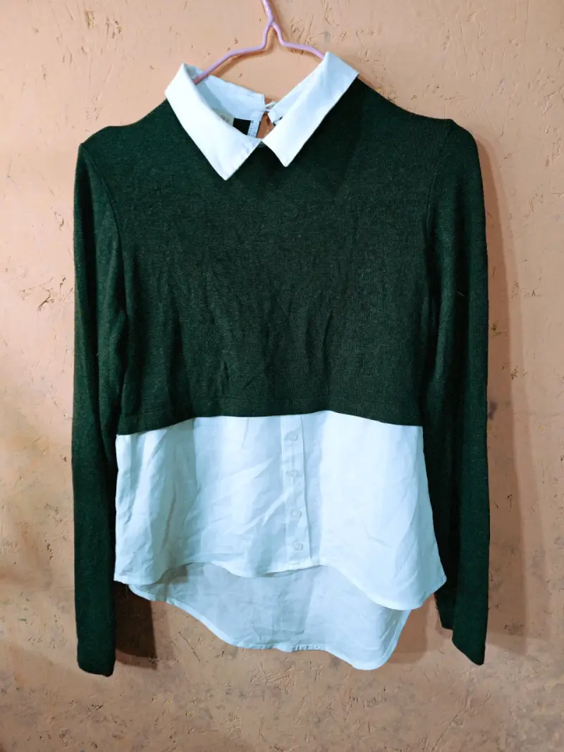 Suéter verde con camisa blanca integrada - 1