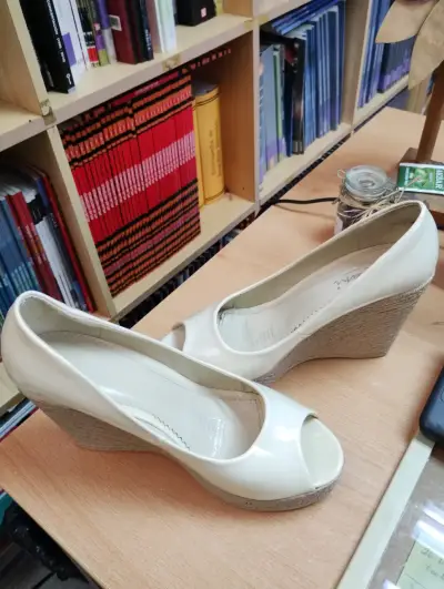 Zapatos de cuña beige talla 39 poco uso - miniatura 2