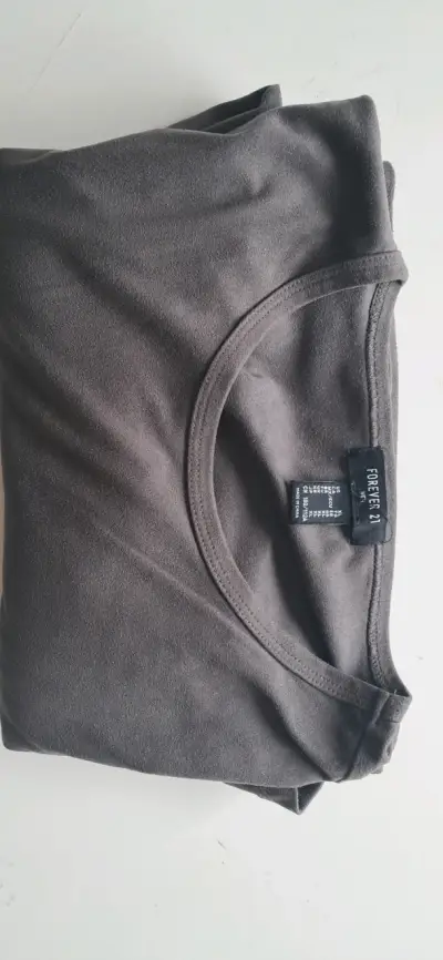 Polera gris básica para hombre forever 21 - miniatura 3