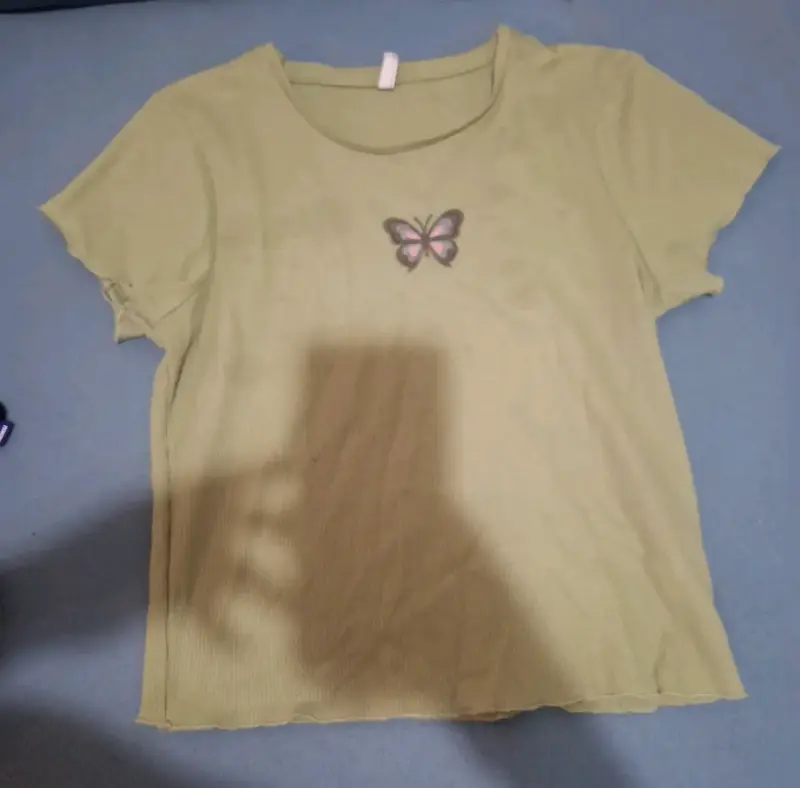 Polera verde con diseño de mariposa