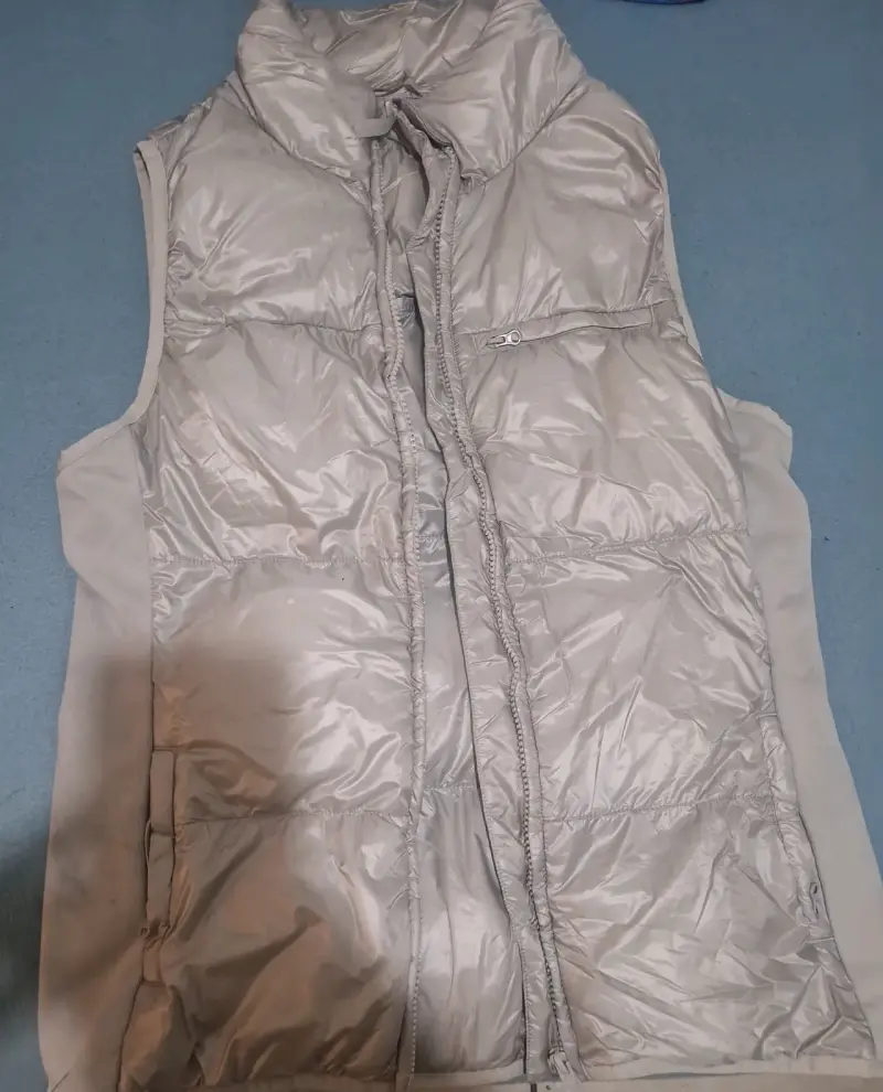 Chaleco acolchado sin mangas gris claro