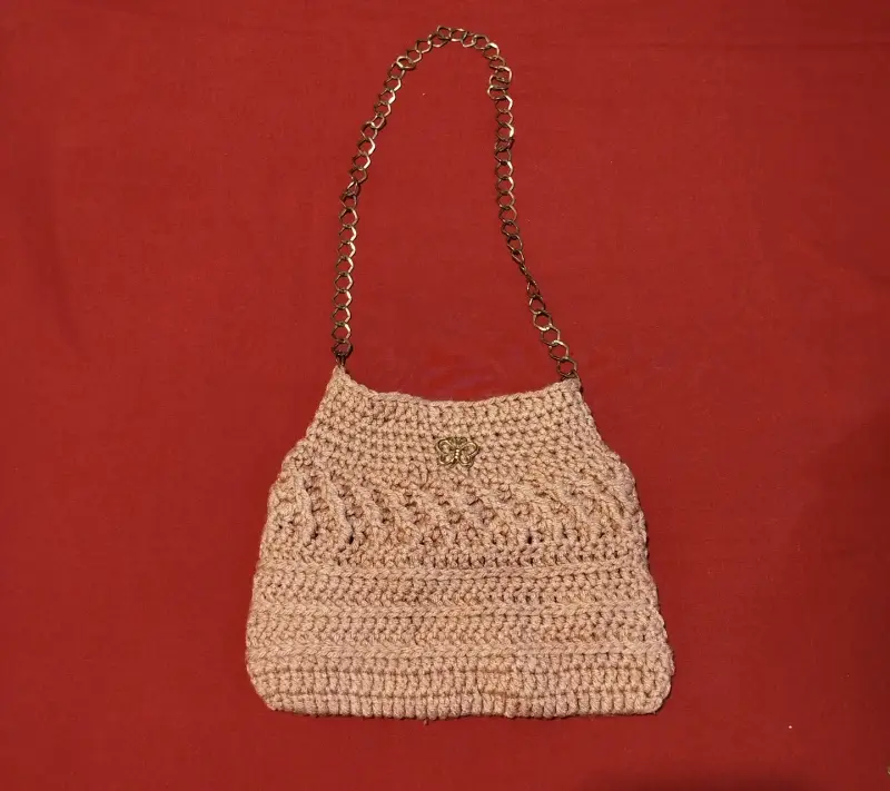 Cartera de crochet beige con cadena