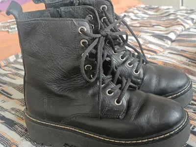 Botas negras de cuero con plataforma - miniatura 1