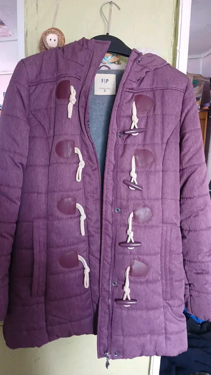 Abrigo morado con capucha y botones de madera