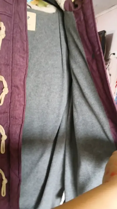Abrigo morado con capucha y botones de madera - miniatura 3
