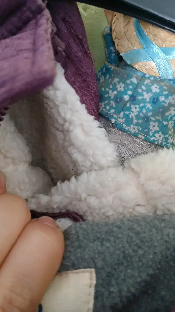 Abrigo morado con capucha y botones de madera - 4