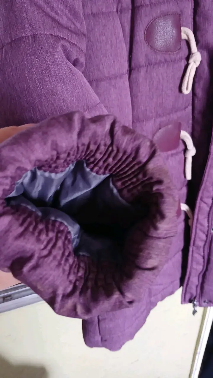 Abrigo morado con capucha y botones de madera - 5