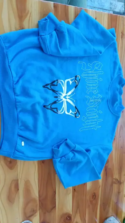 Polerón azul con diseño de mariposa - miniatura 1