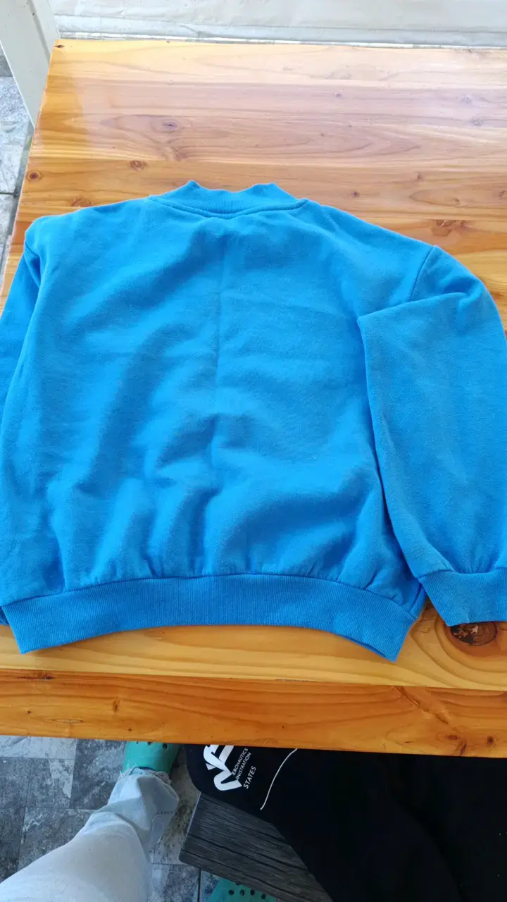 Polerón azul con diseño de mariposa - 2
