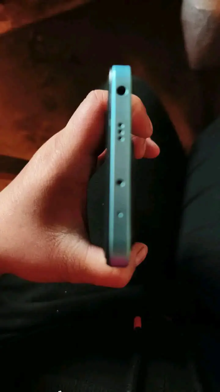 Smartphone Realme azul con triple cámara - 4